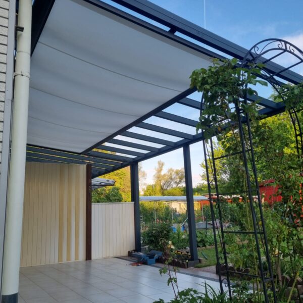 Terrassenüberdachung mit seitlicher Markise